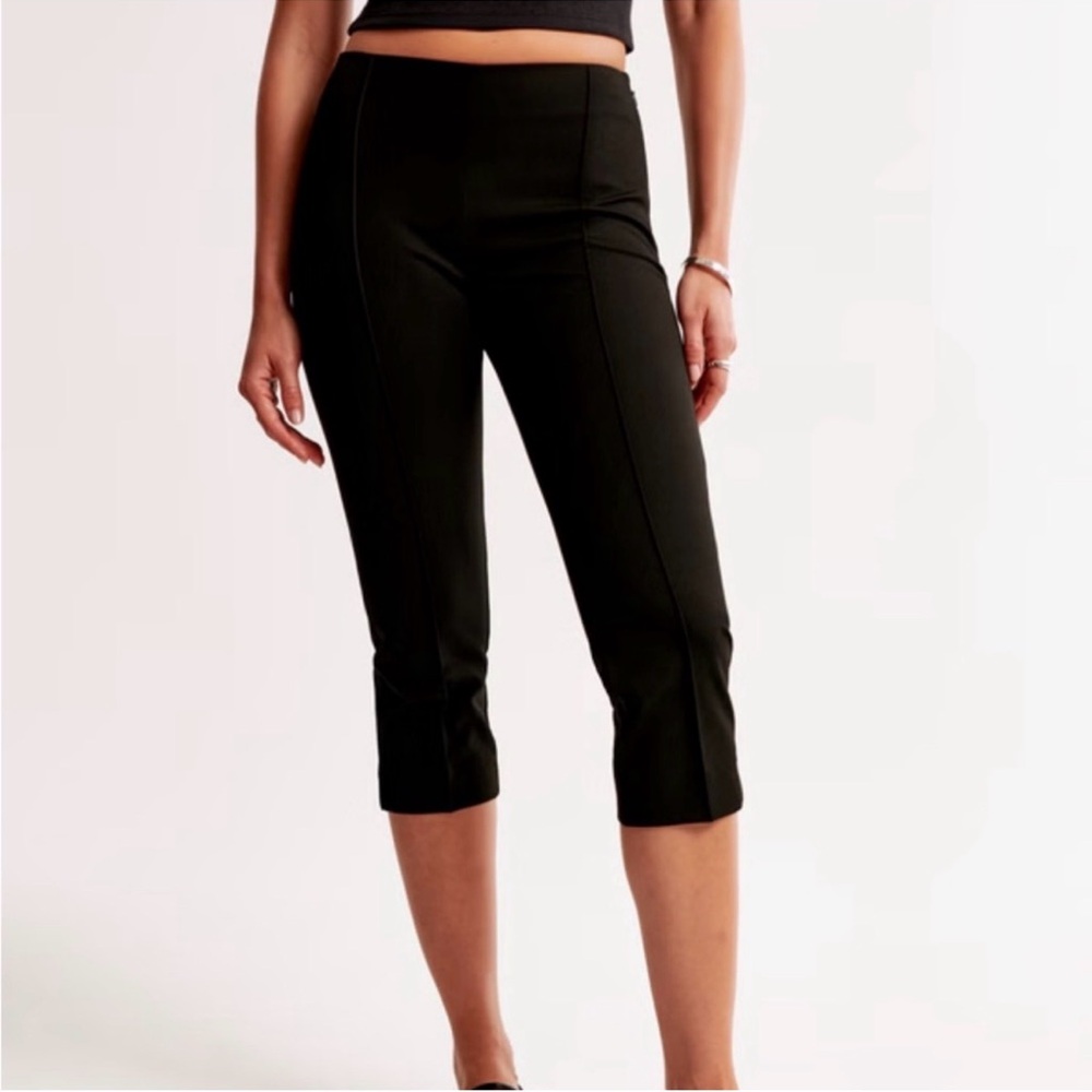 A&F Low Rise Pintuck Capri Pant